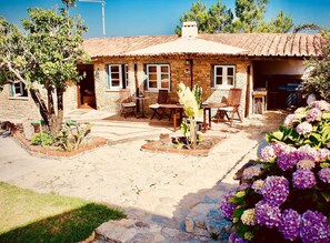 Outdoor dining - Romantic Cottage on the Atlantic (Assofora)