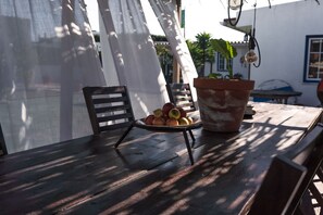 Outdoor dining - Romantic Cottage on the Atlantic (Assofora)