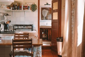 Réfrigérateur, micro-ondes, batterie de cuisine, vaisselle et ustensiles