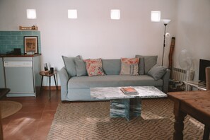 TV - Ground Floor Family Apartment, Garden View (Assofora)