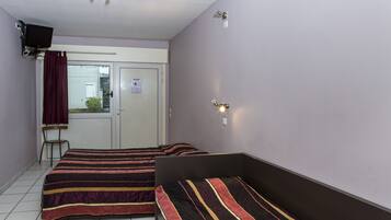 Chambre Triple | 1 bedroom, desk, free WiFi, bed sheets
