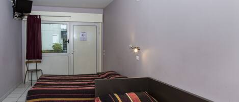 Chambre Triple | 1 bedroom, desk, free WiFi, bed sheets