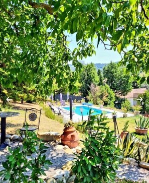 Seasonal outdoor pool, open 9:30 AM to 7:30 PM, pool umbrellas - Casa Stella Country House (Valsamoggia)