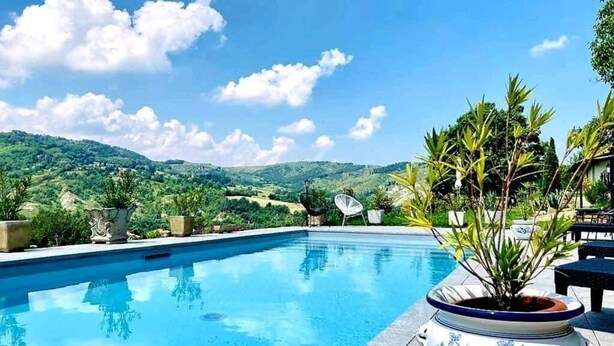 Una piscina al aire libre de temporada (de 09:30 a 19:30), sombrillas