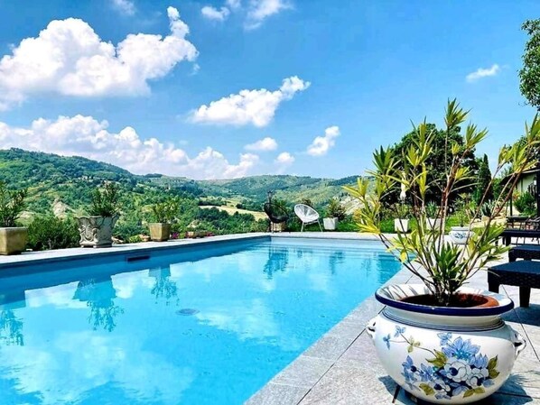 Piscine extérieure (ouverte en saison), parasols de plage