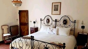 1 dormitorio y tabla de planchar con plancha