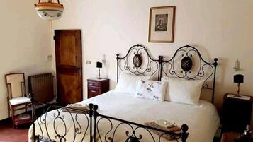 1 chambre, fer et planche à repasser