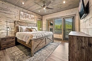 5 bedrooms, desk, travel cot, free WiFi