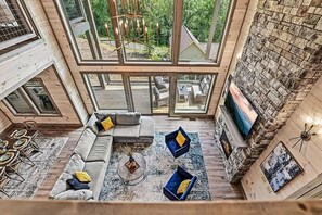 Tv, eldstad och bordsfotboll