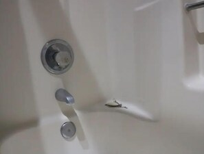 Sèche-cheveux, serviettes fournies, savon, shampoing