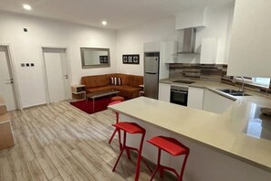 Private kitchen - Cozy & Functional 1BR Apt in Central Cantonments (Accra)
