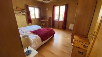 3 bedrooms, desk, iron/ironing board, free WiFi