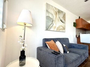 TV - Charming & Central Getaway  (San Juan)