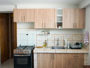 Frigorífico, microondas, cafetera o tetera y hervidor eléctrico