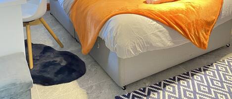 1 camera, una cassaforte in camera, una scrivania, Wi-Fi