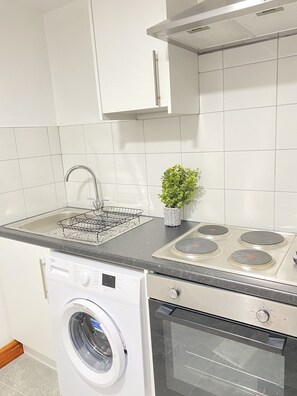 Frigorifero, microonde, forno, piano cottura