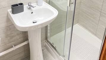 Miljøvennlige toalettsaker, hårføner, håndklær og såpe