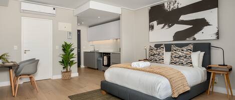 Grand Studio | Living area | 40-inch flat-screen TV with cable channels, Netflix, streaming services