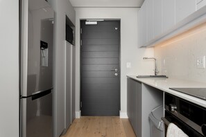 Grand Studio | Private kitchen | Fridge, microwave, oven, stovetop - 7 on Bantry 403 (Cape Town)