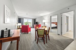 King One Bedroom Extended | Living area | 43-inch LED TV with digital channels - Independence Stay Hotel & Suites (Marinette)