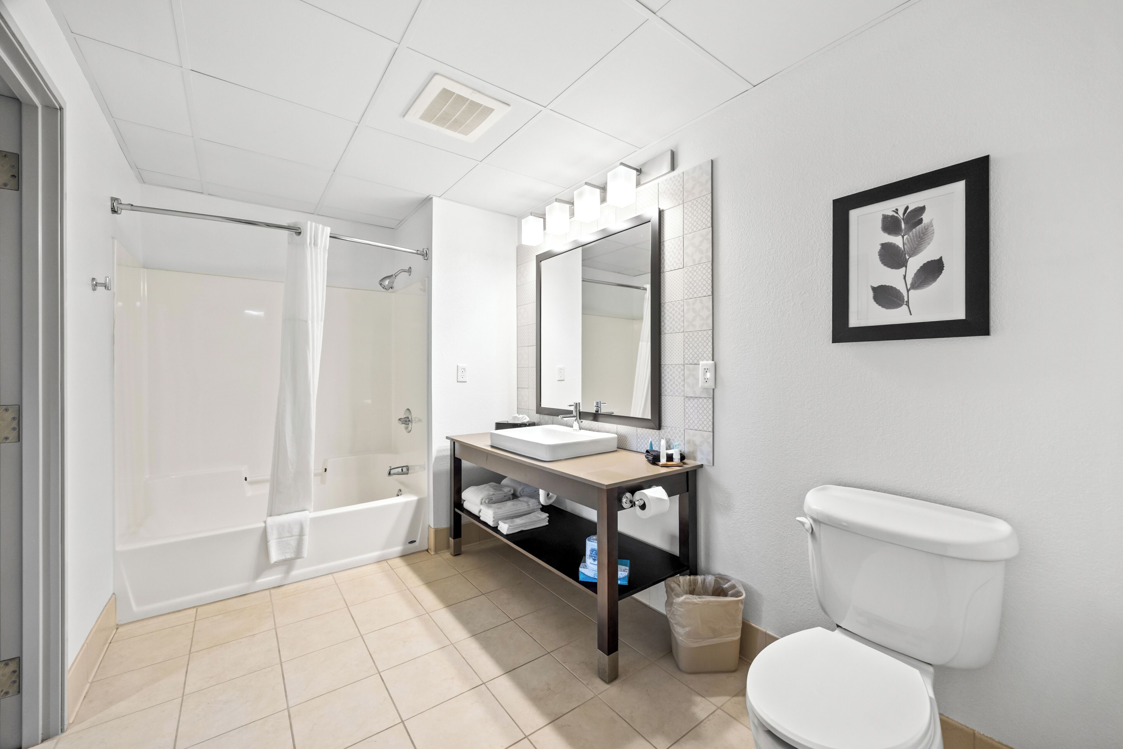 Ein modernes Badezimmer mit Badewanne, Toilette und Waschbecken.