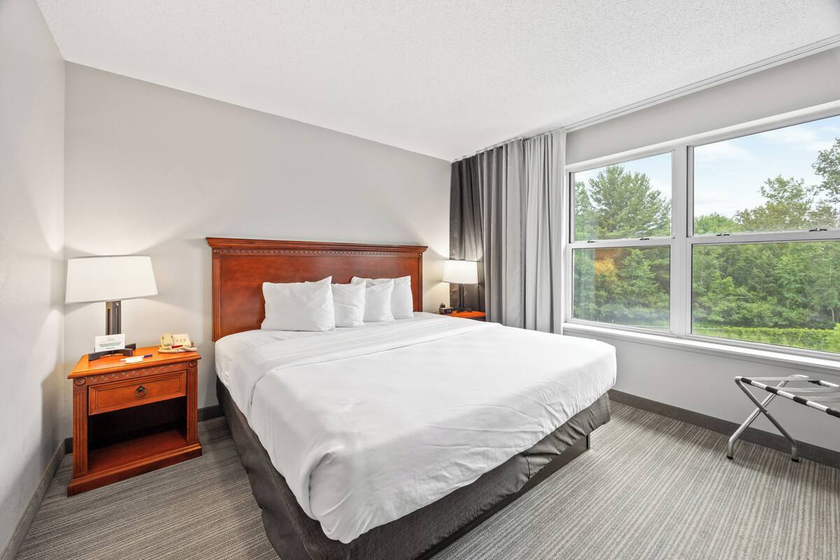 King One Bedroom Extended Handicap | Frette Italian sheets, premium bedding, pillowtop beds, desk