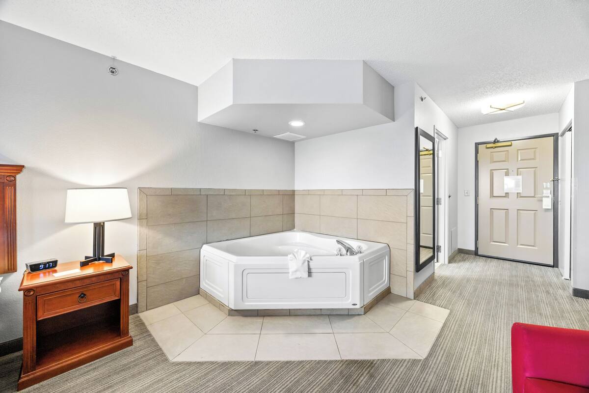 King Jacuzzi Handicap | Frette Italian sheets, premium bedding, pillowtop beds, desk