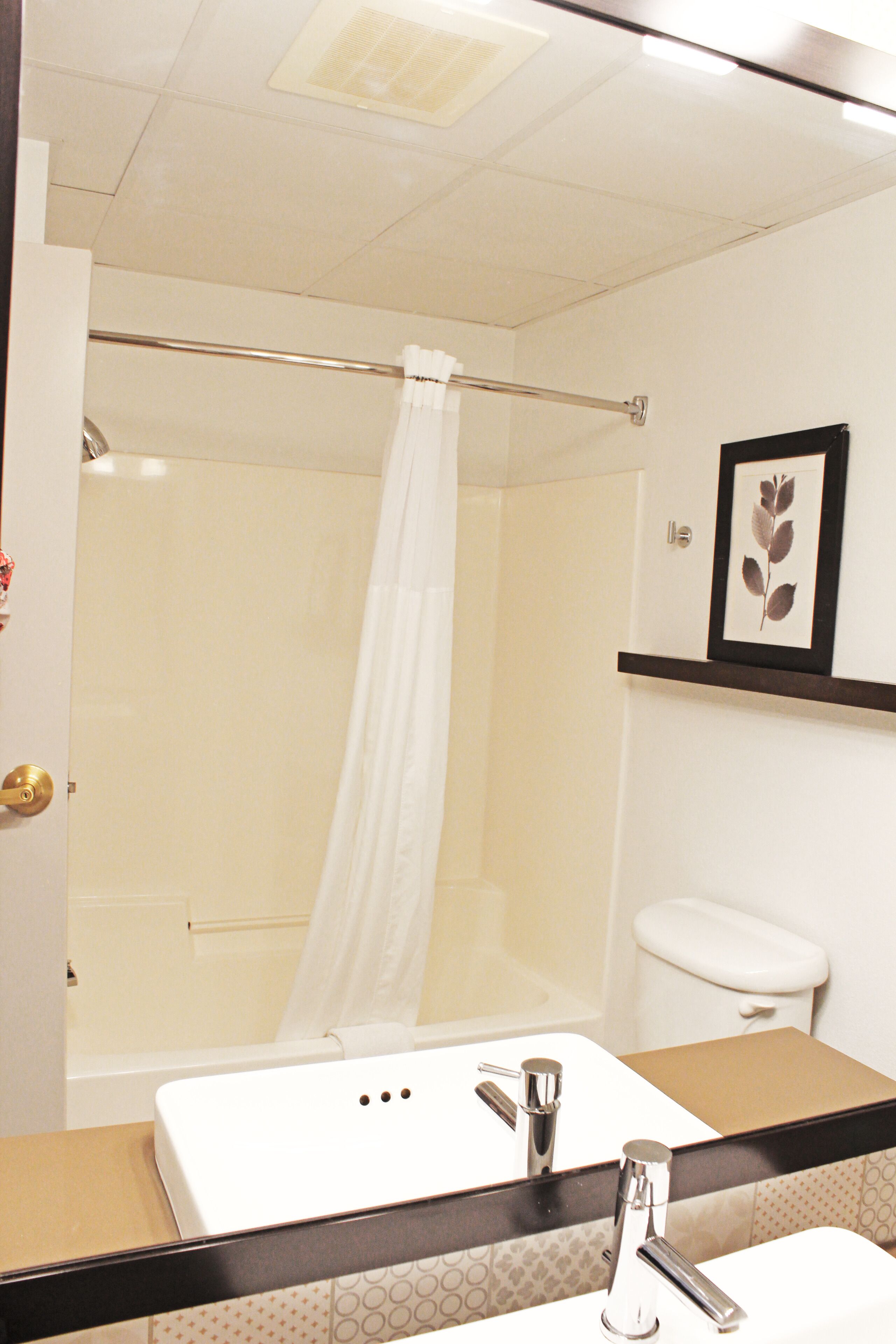 Un baño con ducha, inodoro y lavamanos.