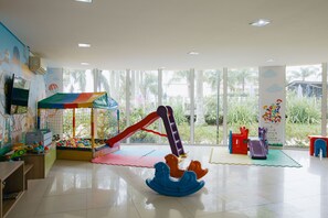 A spacious indoor play area with a slide, climbing net, and soft play equipment. - La Bete Nautilus Ap Beto Carrero (Penha)
