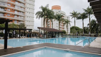 2 piscinas externas, funciona das 8h às 22h, guarda-sóis