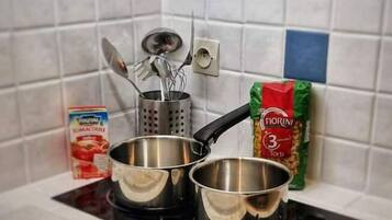 冷蔵庫、電子レンジ、オーブン、コンロ