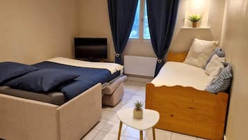 1 habitación, cuna de viaje y ropa de cama