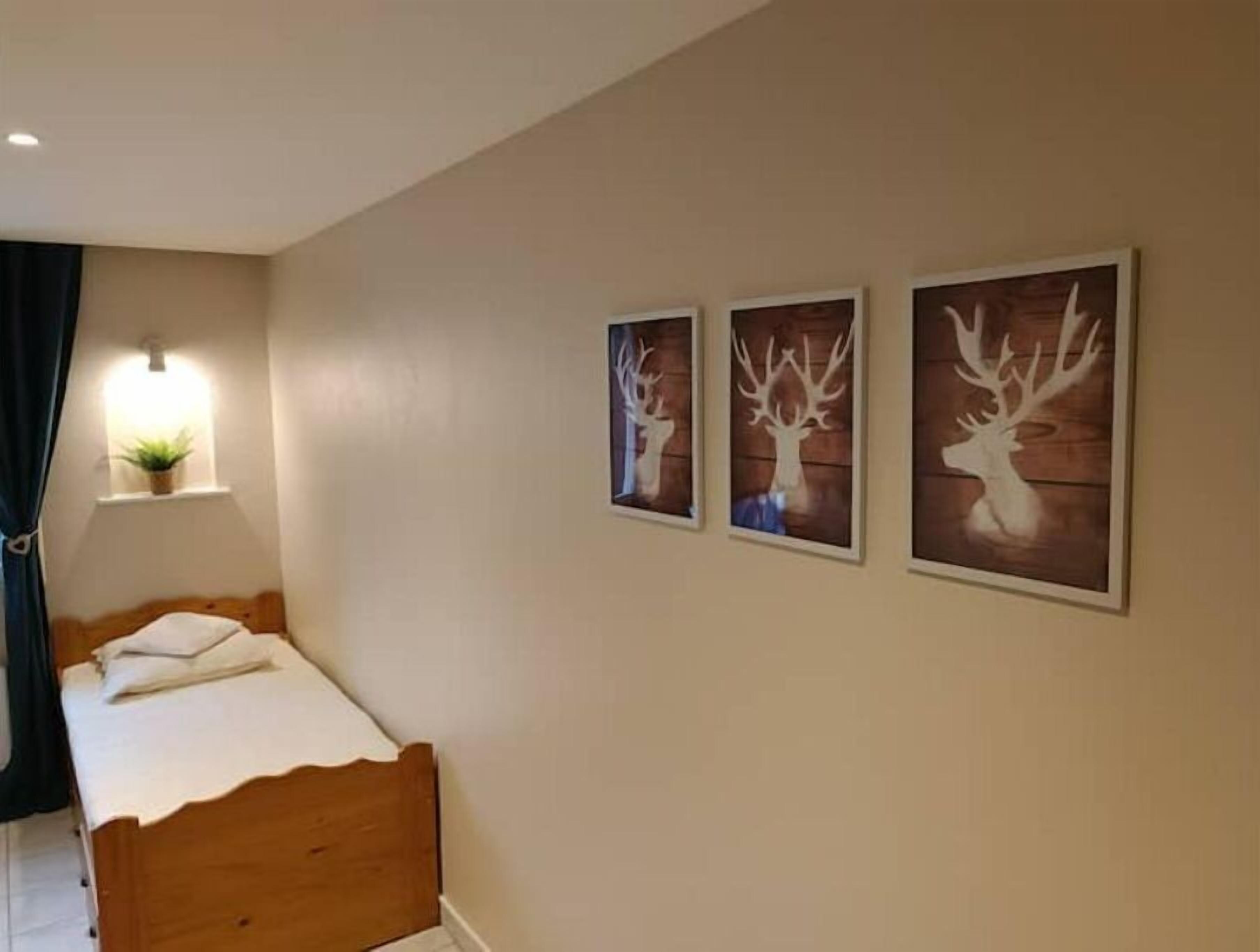 1 Schlafzimmer, Reisekinderbett, Bettwäsche