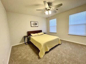3 chambres, bureau, fer et planche à repasser, accès au Wi-Fi (inclus)