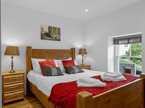 3 bedrooms, iron/ironing board, free WiFi, bed sheets - 3 bed Cottage Above Beautiful Country Pub - Pass the Keys (Baycliff)