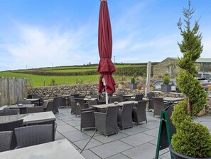 Outdoor dining - 3 bed Cottage Above Beautiful Country Pub - Pass the Keys (Baycliff)