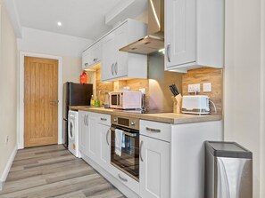 Kylskåp, ugn, diskmaskin och brödrost