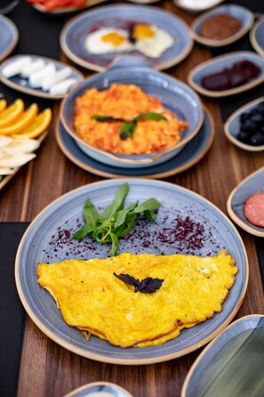 Bao gồm bữa sáng đầy đủ hàng ngày