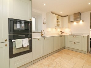 Dishwasher, cookware/dishes/utensils - Sunday Cottage (Okehampton)