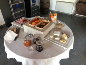 Free daily buffet breakfast