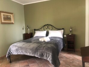 Individually decorated, individually furnished, free WiFi, bed sheets - Cascina Dani (Agliano Terme)