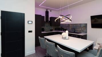 Superior Apartment, Ensuite (2 bedroom - Sleeps 7) | Shared kitchen