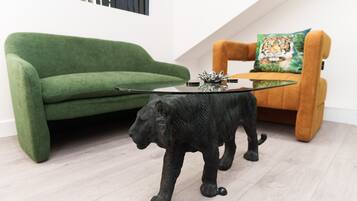 Standard Apartment, Ensuite (1 Bed - Sleeps 2 ) | Lounge