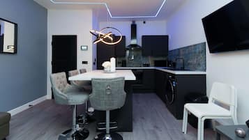 Superior Apartment, Ensuite (2 bedroom - Sleeps 7) | Shared kitchen