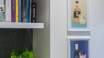 Una estantería con libros y una planta en maceta.