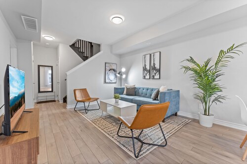 Brand New Luxury 2 Bedroom Oakville Townhouse with King Bed!