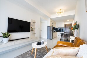 2 Bedroom Apartment with Balony | Ylelliset vuodevaatteet, työpöytä