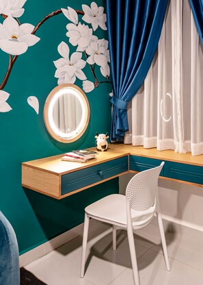 STUDIO Apartment with Balcony | Ropa de cama de alta calidad y escritorio 