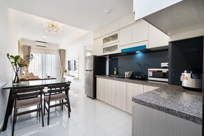 2 Bedroom Apartment with Balony | Cuisine privée | Réfrigérateur, micro-ondes, four, plaque de cuisson