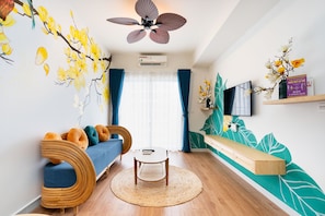 2 Bedroom Apartment with Balony | Vardagsrum | 45-tums smart-tv med kabelkanaler och betalfilmer